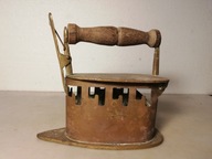 Stare mosiężne żelazko na węgiel