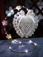 szydełkowe serduszko z koronką +stojak 20cm +ledy-dekoracja-rękodzieło Juka