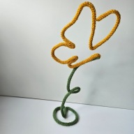 Motyl z ręcznie robionego sznurka na drucie