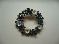 PIĘKNA BROSZKA WISIOR ROZETA KRYSZTAŁKI PEREŁKI