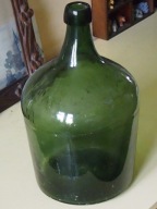 Butla do wina - stare szkło w zielonym kolorze.