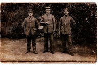 1914–1918 – fotografia trzech żołnierzy, rękopis na rewersie