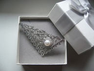 ELEGANCKA KORONKOWA BROSZKA Z PERŁĄ I CYRKONIAMI + PUDEŁKO PREZENTOWE