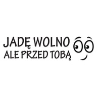 Śmieszna naklejka na auto JADĘ WOLNO ALE PRZED TOBĄ bez tła od GravArt