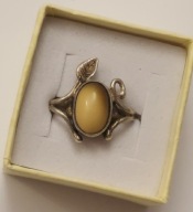 Śliczny srebrny pierścionek Warmet Agat Kłodzko z białym bursztynem