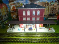 Dworzec Kolejowy GLUCKSTADT z Zadaszonym Peronem i Oświetleniem LED w H0