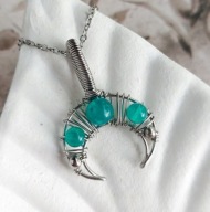 Mała lunula z morskim kamieniem, wisiorek księżyc z jadeitem, srebrna stal