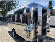 Przyczepa Airstream z efektem lustra – mobilna gastronomia klasy premium