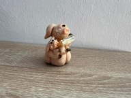 Figurka kolekcjonerska - świnka karmiącą młodą świnkę dekoracja 1999 r