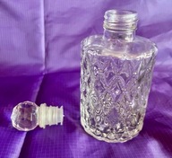 Zapraszam do licytacji Pięknej kryształowej karafki dla perfum