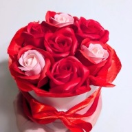 Flower box z kwiatami mydlanymi prezent upominek róże mydlane