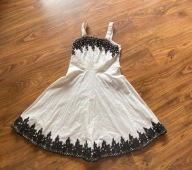 Biała sukienka z czarnymi dodatkami na ramiączkach