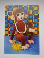 Maskotka, pluszak - małpka z kwiatem - pocztówka z lat 70-tych