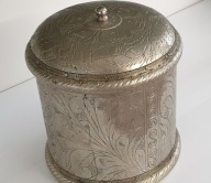 DOM W LIKWIDACJI BOMBONIERA Z PLATERU Z DREWNIANYM WNĘTRZEM-WEK. OBNIZKA