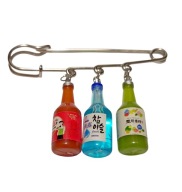 Broszka z buteleczkami oranżady 2