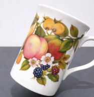 Angielski kubek porcelana kostna owoce jabłka jeżyny Crown Trent