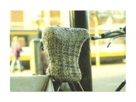 Pocztówka - Siodełko rowerowe w szarym sweterku