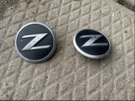 Nissan 350Z Emblemat na błotnik przedni KOMPLET LEWY PRAWY 63890-CD000