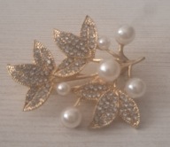 UROCZA BROSZKA PERŁY I CYRKONIE