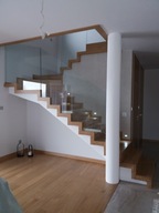 schody dywanowe debowe balustrady szklane N4