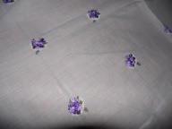 Delikatny obrus haftem romantycznych bukiecikow fiołkow - 84 cm x 86 cm