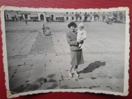 PRL kobieta dziecko rynek miasta (166a)