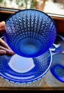 Komplet szafirowych kobaltowych misek stare szkło PRL