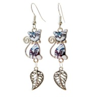 Kolczyki z błyszczącym kotem i listkiem