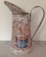 Dzban metalowy z krową i zającem