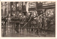 NIEMCY -HIMMLER 1923 rok uliczne zasieki -fotografia