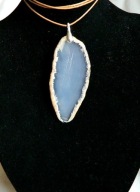 Biały, przeźroczysty, surowy plaster agatu, wisiorek na rzemieniu