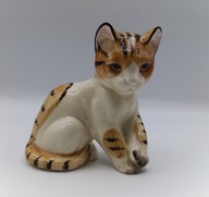 Skromny kotek pręgowany rudy figurka z porcelany sygnowany Royal z koroną