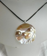 Duża okrągłą muszla z nienarodzonymi perłami, wisiorek