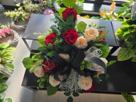 Wiązanka pogrzebowa z RÓŻ na podkładzie z rączką Duża Wieniec pogrzebowy