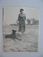 KOBIETA Z PSEM NA SPACERZE PIES przedwojenne FOTO