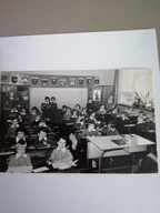 SZKOŁA KLASA UCZNIÓW W MUNDURACH - WIDOCZNE TARCZE