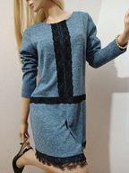 Wełniana dzianinowa sukienka niebieska gołębi błękit z czarną koronką M