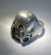 Sygnet Pierścień Czaszka z kajdankami Rock Metal Mały wymiar 16mm