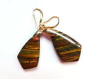 Brązowe tygrysie oko, ochronny kamień, kolczyki w złotej oprawie
