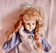 porcelanowa lalka kolekcjonerska w doskonałym wykonaniu