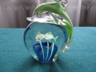 SZKLANY PRZYCISK DELFIN Z MAŁYMI DELFINKAMI NA RAFIE WYS. 11 cm