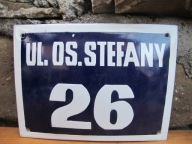 Stara emaliowana tablica z numerem domu i ulicą