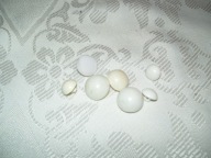 GUZIKI BIAŁE, WYPUKŁE - 2 WIELKOŚCI- 6 SZT.