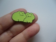 METALOWA EMALIOWANA PIN PRZYPINKA UROCZE ŻABY ŻABKI