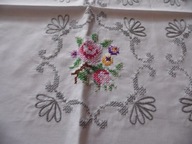 Obrus z recznym haftem krzyżykowym , kwiaty - 74 c x 78 cm