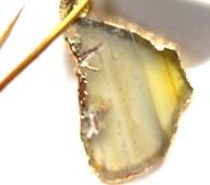 Kremowy transparentny nieregularny agat w złotej oprawie - wisior