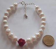 Bransoletka: białe, słodkowodne perły ,czerwona róża,srebro925