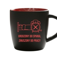 Kubek mat URODZONY DO SPANIA ZMUSZONY DO PRACY czerwone wnętrze grawer