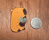 Duży pin przypinka Kapibara z roślinką