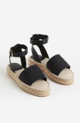 Stylowe i wygodne sandały typu espadryle marki H&M.